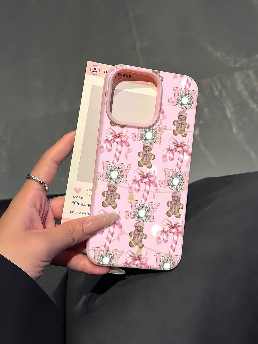 Pan de jengibre rosa con temática navideña, bastones de caramelo y alegres adornos. Esta elegante funda es compatible con los modelos 17, 16, 15, 14 Pro Max, 13, 12, 11, XR y XS Plus. Fabricada en silicona TPU, ofrece protección contra golpes y caídas, además de una sensación superior. Es el regalo ideal para familiares, amigos y seres queridos, y la opción perfecta para Año Nuevo. - Rosa - Ver 1