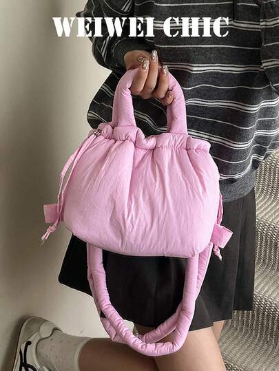 Denna snygga och minimalistiska axelväska har dubbla handtag och en dragskodesign, vilket gör den både moderiktig och praktisk. Den rymmer vardagliga nödvändigheter som kosmetika, läppstift och nycklar, vilket gör den perfekt för olika tillfällen, inklusive shopping, dejter och pendling. Den är också en utmärkt present till vänner och familj.