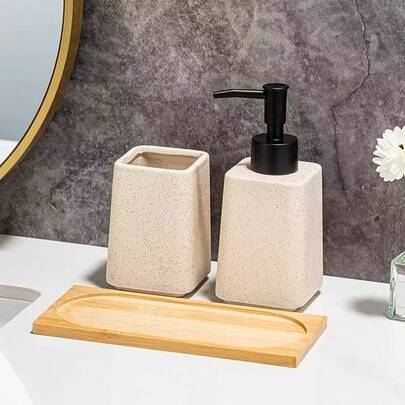 这款三件套现代简约浴室套装采用耐用的类陶瓷材质制成，包含一个托盘、液体分配瓶和一个牙刷杯。分配系统适用于洗手液、洗发水和沐浴露。其节省空间的设计使其成为淋浴区、盥洗台以及厨房的理想之选。