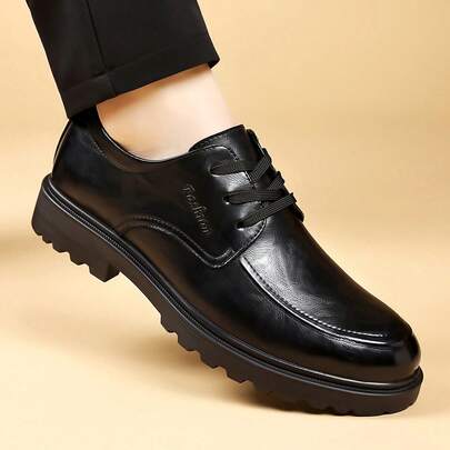 经典男士牛津鞋，耐磨鞋底和光滑鞋面，适合办公室、商务会议或休闲外出穿着。