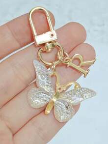 时尚创意渐变闪亮蝴蝶字母钥匙扣，A-Z字母款式，优雅独特，可挂在女士包包或车钥匙上。DIY手机和包包挂件，生日、节日、派对、乔迁、母亲节、教师节、复活节、情人节、朋友聚会、毕业季、返校季小礼物，送给朋友或家人的独特可爱礼物。 - 彩色 - 查看 12