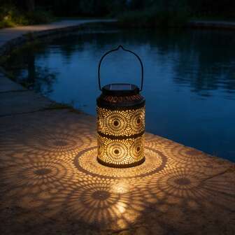Farol solar de hierro vintage de 30 cm, farol de mesa/colgante con corte en forma de sol, lámpara decorativa LED exterior con encendido/apagado automático para patio, jardín, patio trasero, porche, balcón, alimentada por energía solar, proyección de luz cálida para ambiente de fiesta, boda, campamento
