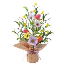 1 Stück/Ostern Kunstblume in Topf, in Kraftpapier verpackt. Lila, gelbe und weiße Blumen mit rosa Filzeiern, orangefarbenen Filzkarotten und grünen Blättern werden verwendet, um die Fensterbank, den Esstisch und die Tischplatte zu dekorieren und eine festliche Atmosphäre zu schaffen. - Niu Nius Osterbaum - Übersicht 7