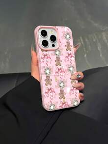 Pan de jengibre rosa con temática navideña, bastones de caramelo y alegres adornos. Esta elegante funda es compatible con los modelos  17, 16, 15, 14 Pro Max, 13, 12, 11, XR y XS Plus. Fabricada en silicona TPU, ofrece protección contra golpes y caídas, además de una sensación superior. Es el regalo ideal para familiares, amigos y seres queridos, y la opción perfecta para Año Nuevo. - Rosa - Ver 5