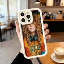 Cubierta de teléfono con diseño de mujer con cabello rizado y auriculares color naranja con estampado de letras en estilo urbano para uso diario en cafeterías y salas de estar,Aplicable a los teléfonos de la serie Apple y Galaxy - Negro - Ver 3