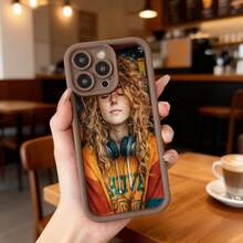Cubierta de teléfono con diseño de mujer con cabello rizado y auriculares color naranja con estampado de letras en estilo urbano para uso diario en cafeterías y salas de estar,Aplicable a los teléfonos de la serie Apple y Galaxy - Negro - Ver 4