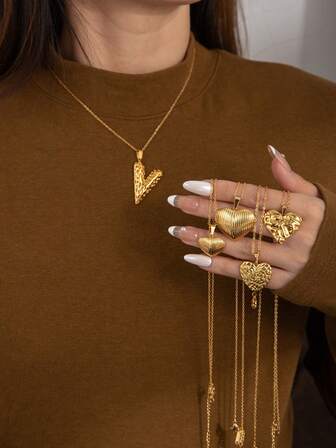 Un collar de acero inoxidable con textura dorada en forma de corazón, cadena de clavícula retro, dulce y fresca, de lujo ligero, versátil para todas las estaciones, preferido para citas y viajes, estilo de nicho europeo y americano para joyería de mujer