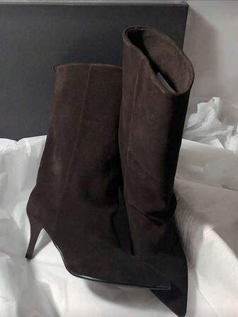 รองเท้าบูทหุ้มข้อสูงครึ่งน่องส้นสูงเรียว หนังกลับ ปลายแหลม ดีไซน์สำหรับผู้หญิง ทรงเข้ารูปและใส่สบาย