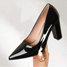 Women's Patent Leather Block Heel Pumps – Elegant Pointed-Toe High Heels For Work, Parties & Special Occasions Step Into Timeless Elegance With Our Women's Patent Leather Block Heel Pumps, The Perfect Blend Of Sophisticated Style And All-Day Comfort. Featuring A Sleek Pointed-Toe Silhouette And A Sturdy Block Heel, These Women's High Heels Offer A Flattering Lift Without Sacrificing Stability, Making Them Ideal For Long Workdays, Glamorous Evening Parties, Weddings, And Every Special Occasion In Between. Crafted From Glossy Patent Leather In A Curated Palette Of Rich Hues-Including Deep Burgundy, Vibrant Yellow, Classic Black, And Rich Green-These Pumps Add A Bold, Polished Touch To Any Outfit, Seamlessly Transitioning From Office Chic To After-Hours Glamour. - 黑色 - 查看 3