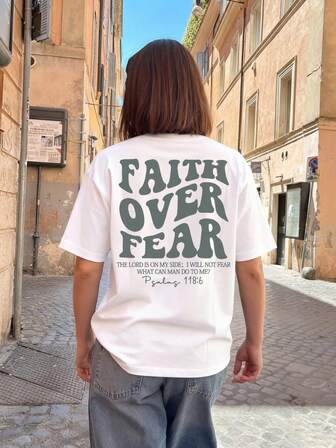 Camiseta de manga corta con cuello redondo y estampado de la frase "La creencia vence al miedo", estilo casual y de resort, uso diario esencial. Camiseta gráfica de mujer, blusa blanca de mujer