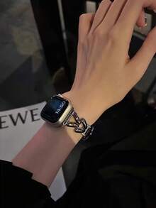 1件適用於Apple Watch，黑色與銀色金屬V型鏈條錶帶，高端時尚風格，適合 38/40/41/42/44/45/46/49mm，兼容Ultra/SE/11/10/9/8/7/6/5/4/3/2/1機型，適合女性，情人節禮物，時尚配件，中性 - 黑色 - 查看 10