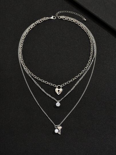 时尚优雅的多层金属链，搭配水晶锁扣吊坠项链，适合女士日常和派对佩戴。