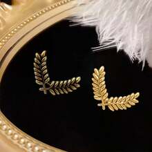 1枚经典麦穗造型时尚金色绗缝胸针，适合搭配西装领、衬衫翻领、连衣裙，男女通用