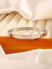 Camhanno سوار من الفولاذ المقاوم للصدأ - تصميم دائري بنقشة جريئة، مناسب للحفلات والتجمعات، طراز جريء وأنيق يتناسب بشكل مثالي مع ملابس الاحتفالات، خفيف الوزن ومريح حتى للارتداء الممتد، لافت للنظر لخلق مظهر حيوي وجعلك محور الاهتمام في مناسبات الأعياد. - فضي - مشاهدة 2