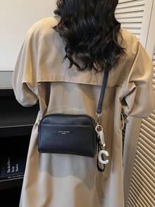 Chiếc túi đeo vai nữ này được làm từ chất liệu PU màu trơn, có kiểu dáng thời trang. Túi có họa tiết da thằn lằn và hình vỏ sò. Thân túi màu đen được trang trí bằng các chữ cái và mặt dây chuyền hình chữ C đính kim cương. Thiết kế cao cấp bao gồm khóa kéo kim loại trơn tru và dây đeo vai có thể điều chỉnh. - màu đen - Xem 7