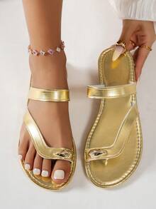 Sandalias planas de mujer con tira en el dedo, para uso en verano y exterior, nueva tira en el dedo, moda minimalista y versátil, pantuflas planas para la playa, color plateado - Dorado - Ver 10