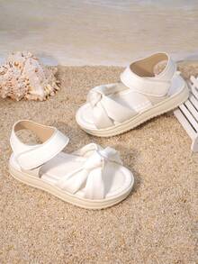 1 双儿童时尚蝴蝶结装饰凉鞋 | 轻便防滑平底露趾日常及海滩鞋，适合女孩夏季穿着 - 白色 - 查看 5