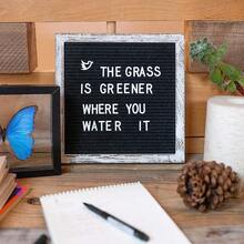 Pizarrón y Letrero de Madera Vintage 25 Cm x 25 CM Tablero de Letras de Fieltro de Doble Cara Tableros de Mensajes con Soporte y 340 Letras Número Etc Intercambiables Para Hogar Oficina Decorar - gris - Ver 2