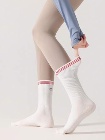 1 par söta broderade femfingers yogastrumpor för kvinnor, lämpliga för halkfri massage, inomhusyoga, utomhussporter