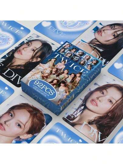 Tarjeta fotográfica del 14º álbum de TWICE, artículos de fansite - Tarjeta LOMO de TWICE (KPOP Nayeon, Jeongyeon, Momo, Sana, Jihyo, Mina, Dahyun, Chaeyoung, Tzuyu Nueva caja láser), Tarjeta coleccionable del nuevo álbum "DIVE" | Tarjeta LOMO, Tarjeta fotográfica de fans, Tarjeta de felicitación y Marcapáginas 92 piezas (60 tarjetas + 32 pegatinas)