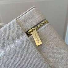 CHANEL Túi đựng mỹ phẩm vuông màu be, chất liệu vải, khóa kéo kim loại màu vàng, thiết kế xách tay, nhiều ngăn bên trong rộng rãi, đựng đồ trang điểm hàng ngày, đồ dùng du lịch, quà tặng ngày Valentine/sinh nhật, hộp đựng đồ trang nhã, phù hợp cho mọi mùa. - trắng - Xem 2