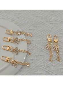 1个白色优雅蝴蝶结字母钥匙扣，大写字母A-Z钥匙圈吊坠，时尚白色，适合挂在包包、背包和车钥匙上，毕业/返校小礼物，DIY手机和包包挂饰，生日礼物 - 彩色 - 查看 4