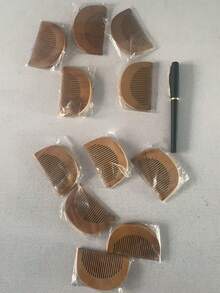 Pente portátil antiestático de madeira de pêssego natural (1 unidade, 3 unidades, 5 unidades ou 20 unidades). Diga adeus ao frizz, aos nós e à estática! Os dentes arredondados e suaves não machucam o couro cabeludo nem as pontas duplas, proporcionando um cuidado delicado com os cabelos. Design compacto e leve, ideal para levar no bolso, perfeito para casa, escritório e viagens. Um item essencial para o dia a dia, unissex e também uma ótima opção de presente. Escova de cabelo de madeira, pente massageador de couro cabeludo antiestático de jacarandá. Pode ser embalado individualmente (cor aleatória, com ou sem furo). - Multicolorido - Ver 8