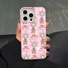 Pan de jengibre rosa con temática navideña, bastones de caramelo y alegres adornos. Esta elegante funda es compatible con los modelos  17, 16, 15, 14 Pro Max, 13, 12, 11, XR y XS Plus. Fabricada en silicona TPU, ofrece protección contra golpes y caídas, además de una sensación superior. Es el regalo ideal para familiares, amigos y seres queridos, y la opción perfecta para Año Nuevo. - Rosa - Ver 2