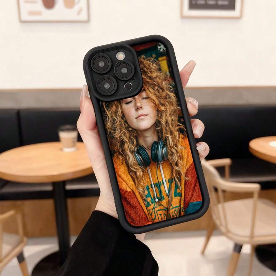 Cubierta de teléfono con diseño de mujer con cabello rizado y auriculares color naranja con estampado de letras en estilo urbano para uso diario en cafeterías y salas de estar,Aplicable a los teléfonos de la serie Apple y Galaxy - Negro - Ver 1