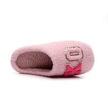 1 par de nuevas zapatillas de felpa con bordado de letras XOXO color rosa para el Día de San Valentín, con un patrón bordado de ambiente romántico, cálidas y cómodas, de felpa gruesa para usar en interiores, el mejor regalo del Día de San Valentín para tu pareja