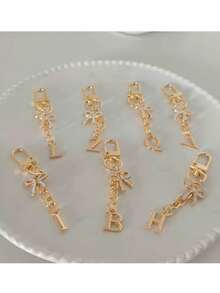 1个白色优雅蝴蝶结字母钥匙扣，大写字母A-Z钥匙圈吊坠，时尚白色，适合挂在包包、背包和车钥匙上，毕业/返校小礼物，DIY手机和包包挂饰，生日礼物 - 彩色 - 查看 2