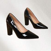 Women's Patent Leather Block Heel Pumps – Elegant Pointed-Toe High Heels For Work, Parties & Special Occasions Step Into Timeless Elegance With Our Women's Patent Leather Block Heel Pumps, The Perfect Blend Of Sophisticated Style And All-Day Comfort. Featuring A Sleek Pointed-Toe Silhouette And A Sturdy Block Heel, These Women's High Heels Offer A Flattering Lift Without Sacrificing Stability, Making Them Ideal For Long Workdays, Glamorous Evening Parties, Weddings, And Every Special Occasion In Between. Crafted From Glossy Patent Leather In A Curated Palette Of Rich Hues-Including Deep Burgundy, Vibrant Yellow, Classic Black, And Rich Green-These Pumps Add A Bold, Polished Touch To Any Outfit, Seamlessly Transitioning From Office Chic To After-Hours Glamour. - 黑色 - 查看 4