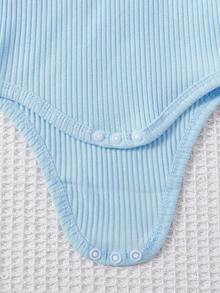 Conjunto de verano para niñas bebé con mono de cuello redondo rosa acanalado y vestido con tirantes de volantes y estampado de conejos en todo el Body, con decoración de muñeca de conejo 3D y diadema con lazo - Azul - Ver 5