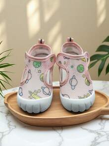 1双幼儿男女童透气网面防滑平底休闲运动鞋，四季皆宜