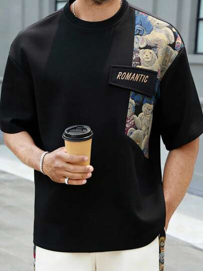 1件男士黑色圆领加厚短袖T恤，熊图案拼接刺绣，宽松落肩设计，透气不闷汗，耐穿不起球，时尚休闲舒适，适合日常穿着、聚会、搭配。