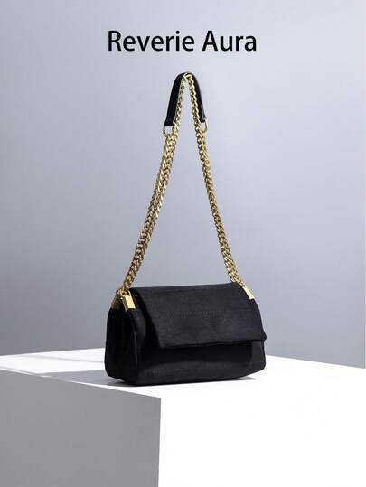 1个时尚麂皮翻盖迷你单肩包，女士适用，是秋冬季外套的理想搭配。