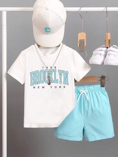 男童字母印花短袖T恤短裤套装，适合度假、旅行、休闲、日光浴和夏季穿着。