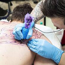 1200 hojas de película de barrera morada para superficies dentales con caja dispensadora 4 x 6 pulgadas película de barrera para tatuajes desechables - Prpura - Ver 3