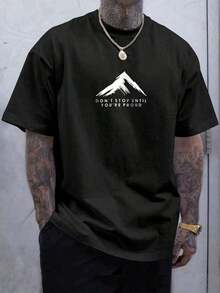 Manfinity Homme Tricou bărbătesc negru cu imprimeu grafic Mountain Peak, slogan inspirațional | Tricou cu mânecă scurtă și siluetă de vârf de zăpadă | Top cu guler rotund și litere "Don't Stop Until You're Proud" | Tricou minimalist pentru aventură în aer liber, drumeții, camping | Bluză casual de vară, croială lejeră, de zi cu zi | Îmbrăcăminte sport, respirabilă și moale, tricou casual pentru bărbați, cu imprimeu, guler rotund, mânecă scurtă - Negru - Vizualizare 2