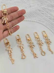 1个白色优雅蝴蝶结字母钥匙扣，大写字母A-Z钥匙圈吊坠，时尚白色，适合挂在包包、背包和车钥匙上，毕业/返校小礼物，DIY手机和包包挂饰，生日礼物 - 彩色 - 查看 3