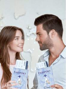 Portapassaporte personalizable con tu nombre e iniciales, decorado con diseño de avión de dibujos animados y patrón de monograma floral blanco. Sirve como portadocumentos de viaje o estuche para tarjetas, es elegante y duradero, adecuado como regalo o para uso diario.