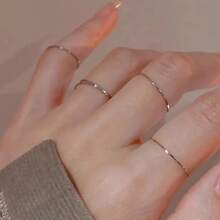 Juego de 5 anillos de banda delgada y delicada - Joyería apilable minimalista y única de lujo para mujeres - Dorado - Ver 4