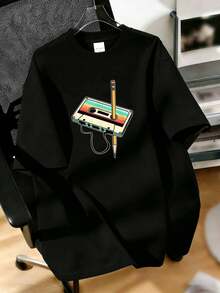 Áo thun nữ tay ngắn cổ tròn trơn in hình băng cassette và bút chì phong cách retro, kiểu dáng rộng rãi, thoải mái. - màu đen - Xem 1