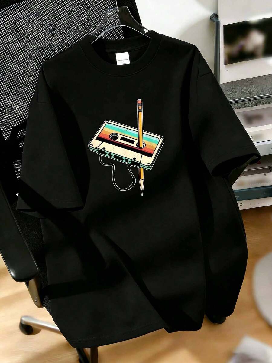 Áo thun nữ tay ngắn cổ tròn trơn in hình băng cassette và bút chì phong cách retro, kiểu dáng rộng rãi, thoải mái. - màu đen - Xem 1
