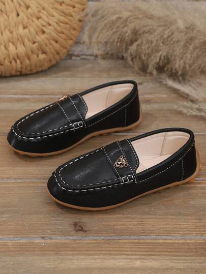 一双儿童经典乐福鞋，厚底设计，鞋头金属装饰，橙色饰边，休闲舒适。这款鞋也称为船鞋、驾驶鞋或妈妈鞋，轻便防滑，易于穿脱，适合日常通勤和长时间穿着。