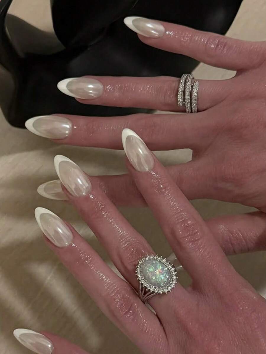 Bộ 24 móng tay giả phong cách retro đường phố tối giản, thanh lịch, cổ điển, hiện đại, kiểu Bắc Âu, màu trắng Aurora, hình hạnh nhân kiểu Pháp, lý tưởng cho các cô gái và phụ nữ dịu dàng, duyên dáng để sử dụng hàng ngày và khi đi mua sắm.