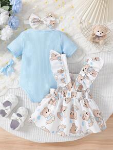 Conjunto de verano para niñas bebé con mono de cuello redondo rosa acanalado y vestido con tirantes de volantes y estampado de conejos en todo el Body, con decoración de muñeca de conejo 3D y diadema con lazo - Azul - Ver 2