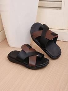 1双黑色和棕色加大码儿童交叉绑带坡跟凉鞋，PU材质，柔软防滑，圆头设计，轻便舒适，休闲百搭，适合5-15岁男孩女孩，居家、海滩、户外、夏季皆宜。 - 黑色 - 查看 1