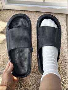 4-Jahreszeiten Mode Bestseller vielseitige Herren Slide Sandalen, EVA dicke Sohle weicher Boden Multifunktions Schuhe, einfaches vertikales Streifendesign mit einzelnem Loch, leicht & bequem für Innen/Außen, Badezimmer, Hausschuhe, Unisex Paare Lässig, Dusche, Lässig, Strandurlaub leichte Sandalen, komplett passende Fußbekleidung