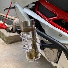 可旋转折叠式摩托车和电动车水杯架 - 无需电源，便携式设计，带安全夹，适用于自行车/汽车，抓力强，坚固耐用，塑料材质，是户外骑行的理想之选。